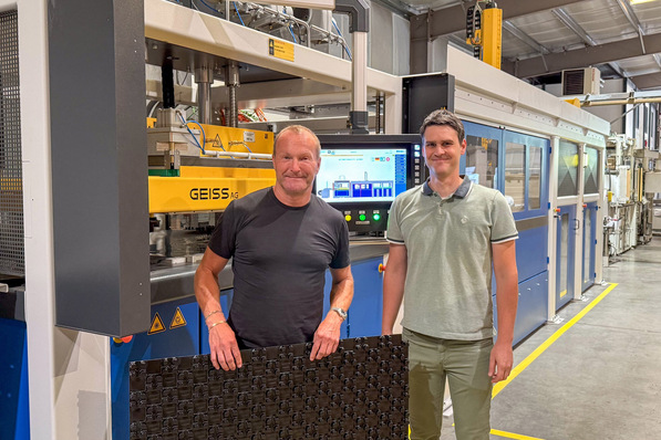 Von links: Zewotherm-Geschäftsführer Andreas Ziegler und Betriebsleiter Martin Seidel sind stolz auf die neue Noppenplatten-Fertigungsanlage am Firmensitz in Remagen. Die Anlage ist eine der größten Maschineninvestitionen in der Firmengeschichte.