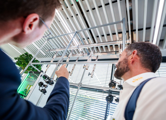 Zwei Teilnehmende begutachten die Rohrleitungsinstallation an einem ausgestellten Server-Rack. Das Manifold wurde mit dem Viega Pressverbindersystem „Temponox“ installiert.