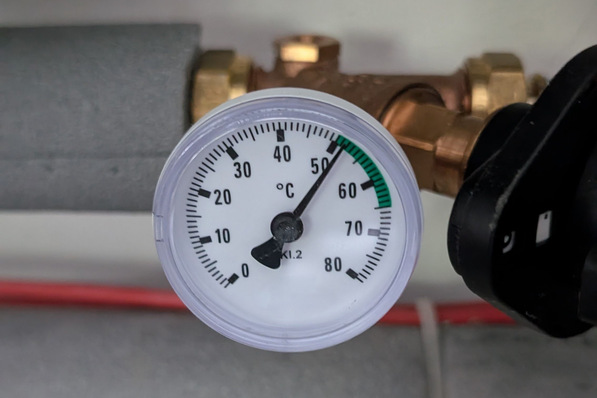 Bild 1 Ein Thermometer am Zirkulationsregulierventil kostet nur rund 15 Euro, ermöglicht aber erst die regelmäßige Kontrolle des Hydraulischen Abgleichs „im Vorbeigehen“.