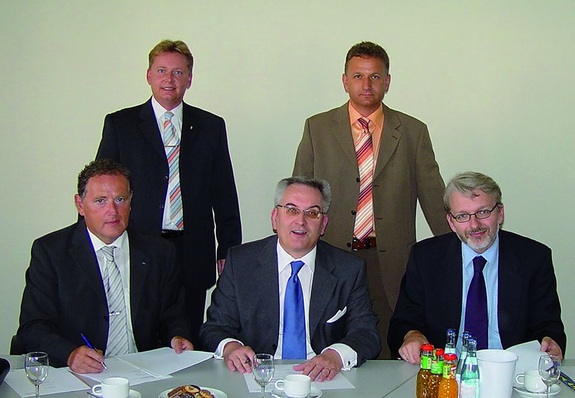 Unterzeichnung einer Vertriebsvereinbarung für die Strom- und Wärmelieferung mit Mini-BHKWs (v. l.): Hartmut Meißner, Vertriebsleiter PPT, Cay-Uwe Queiser, Verkaufsleiter Vaillant Vertriebsbüro Berlin/Brandenburg, Rüdiger Peter Quint, Geschäftsführer GWS, Andreas Mai, Key-Account-Manager Vaillant, Ulrich Paschke, Prokurist GWS.