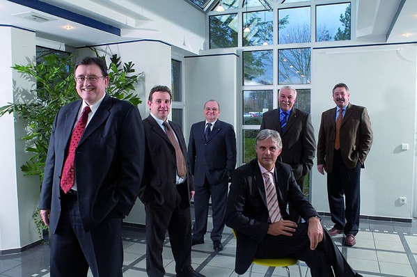 Die neue Vertriebsfirma De Dietrich ­Remeha mit Sitz in Emsdetten leitet ­Geschäftsführer Rolf Waltermann (sitzend) zusammen mit den Prokuristen im Vertrieb Hartmut Leibenguth (2. v. r.) für den südlichen Bereich, Matthias Pütz (rechts) für den Bereich Mitte und Klaus Engels (3. v. r.) für den nördlichen Bereich Deutschlands sowie dem Pro­kuristen Alexandre Witkowski (2. v. l.). ­Michel Troester (vorne) bleibt als Exportdirektor der De Dietrich Remeha Group auch für Deutschland tätig.