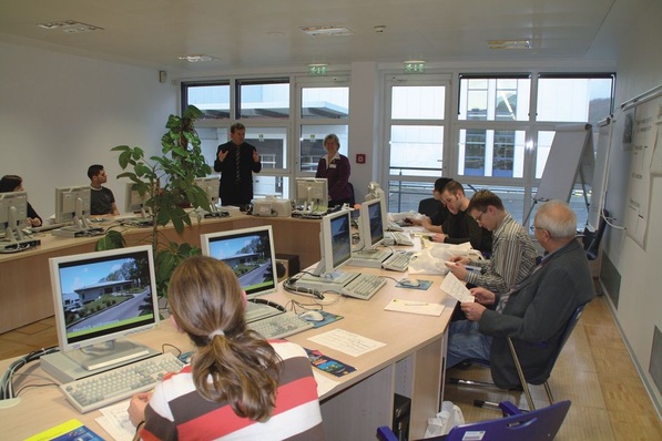 Studenten beim Test von Viega-CAD .