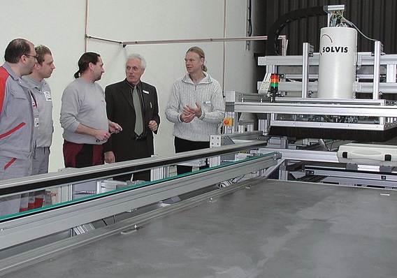 Die Solvis-Geschäftsführer Klaus-Henning Terschüren (v. r.) und Helmut Jäger besprechen den Anschluss der zweiten Laserschweißanlage mit Mitarbeitern aus der Absorber-Fertigung.