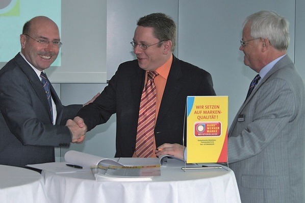 ZVSHK-Hauptgeschäftsführer Michael von Bock und Polach (li.) und ZVSHK-Präsident Bruno Schliefke (re.) besiegelten die HandwerkermarkenPartnerschaft mit Christoph Nielacny, Armacell Geschäftsbereichsleiter Europa Nord.