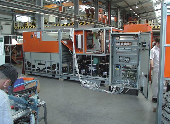 Menerga: In den Kompakt-Kaltwassererzeugern werden jetzt neue Scroll-Kompressoren mit verbessertem Wirkungsgrad im Teillastbereich eingesetzt.