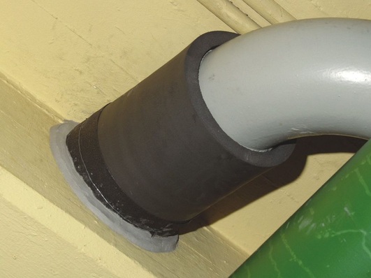 G+H Isolierung: Pyrostat-Uni wird als Bandage um die Rohrleitung im Bereich der Wand aufgebracht.