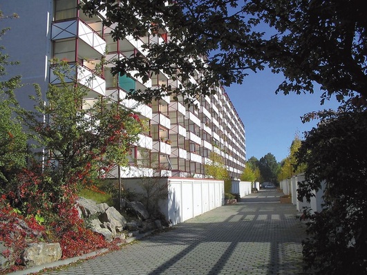 ecotech-Referenz in Sömmerda: Das mit Fernwärme beheizte Mehrfamilienhaus mit 192 Nutzeinheiten wurde im März 2006 mit ecotech ausgestattet. Bis Februar 2007 sank der Heizenergieverbrauch witterungsbereinigt um mehr als 10 %.