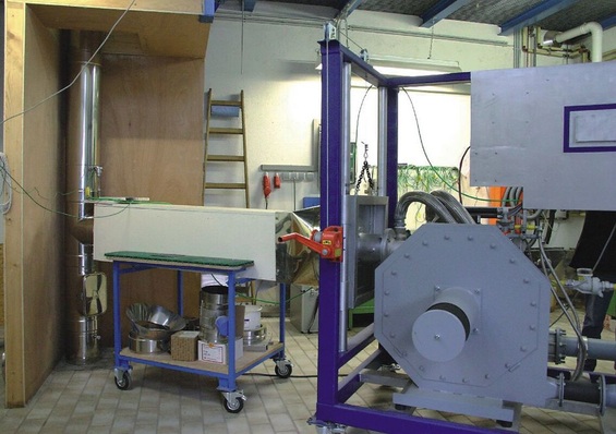 Raab: Versuchsaufbau zur thermischen Prüfung an einer metallischen Abgasleitung im Raab-Prüflabor.