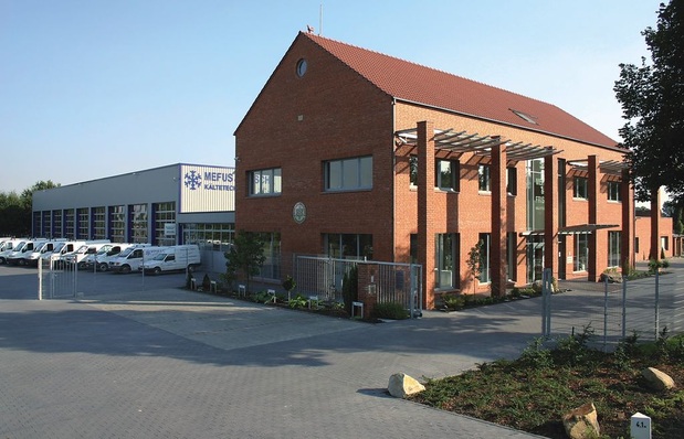 Energieeffizienz auf ungewöhnliche Art im Verwaltungsgebäude von Mefus & Frisch Kältetechnik: Eine Aktivierung der Außenhülle im ersten Obergeschoss hält die Temperatur der Außenfassade ganzjährig auf energetisch vorteilhaften 15 °C.