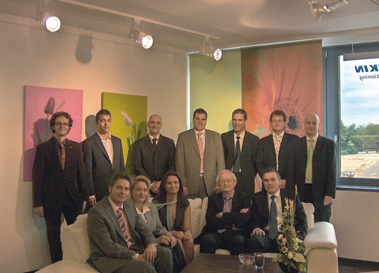 Daikin: Regionalverkaufsleiter Dirk Sager (vorne, 1. v.l.) mit seinem Hamburger Team und Chairman Werner Rolles (vorne, 2. v.r.) in der Wohlfühloase.