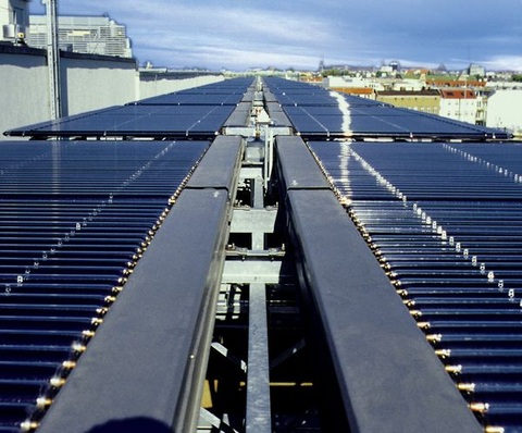 Vakuum-Röhrenkollektoren auf dem Bundespresseamt zur solaren Klimatisierung über Absorptionskältemaschinen.