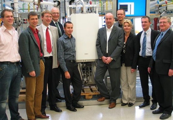 Das Entwicklungsteam von Acumentrics und MTS präsentiert das wandhängende Brennstoffzellen-Heizgerät.