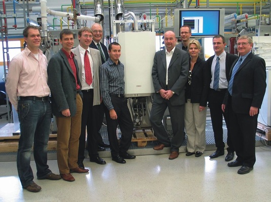 Elco: Das Entwicklungsteam von Acumentrics und MTS präsentiert das wandhängende Brennstoffzellen-Heizgerät.