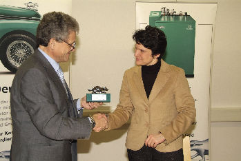 Karl P. Kiessling übergibt Tanja Gönner den “Dachs des Jahres 2007“.