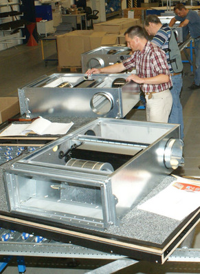Produktion dezentraler Systemklimageräte bei Emco Klima, Lingen (Ems).