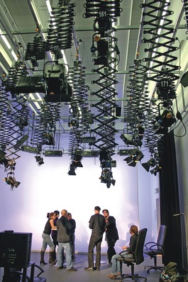 Höchstleistung: Rund 20 kW Beleuchtungswärme müssen im Videostudio über Kühlkonvektoren an der Decke sowie stille Kühler in der vorgesetzten Wand abgeführt werden.