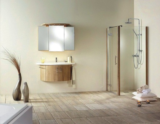 Die Saniku-Dusche Novalux Holz lässt sich mit Holzmöbeln ergänzen.