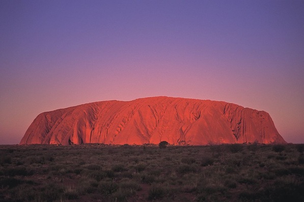 „Korrosion“ hat auch schöne Seiten: Seine eindrucksvollen Farbenspiele im Lauf der Sonne verdankt der australische Uluru („Ayers Rock“) dem hohen Eisengehalt seines Sandsteins. Im Trinkwasser kann Korrosion allerdings hoch problematisch sein.