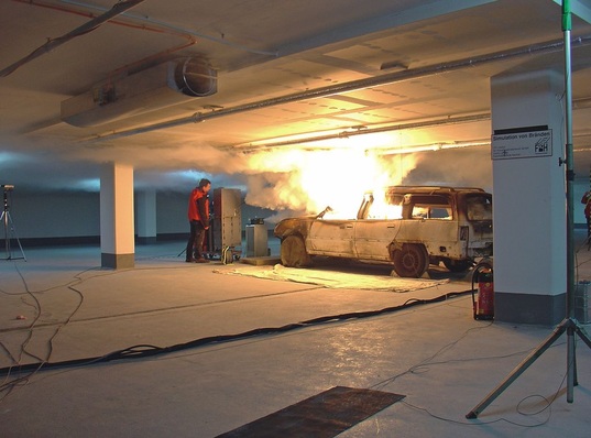 Brandversuche haben die besonderen Vorteile von Jet-Ventilationssystemen mehrfach belegt. Der Brandherd kann einseitig rauchfrei gehalten und dadurch schnell lokalisiert werden, beim Löschen entstehender Wasserdampf wird ebenfalls abgeführt.