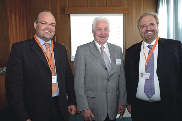 Josef Müller, Bürgermeister und Stellvertreter des Oberbürgermeisters der Stadt Köln (Mitte), gratuliert Bernd H. Schwank (rechts) und Oliver Schwank zum 75sten Firmenjubiläum.