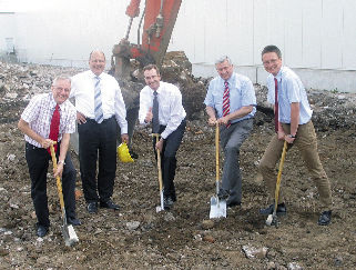 Spatenstich für den zweiten Bauabschnitt der neuen Wärme­pumpen-Produktion: Firmeninhaber Dr. Ulrich Stiebel (2. v.l.) und die vier Geschäftsführer (v.l.) Rudolf Sonnemann, Karlheinz Reitze, Dietrich Leisner und Dr. Kai Schiefelbein.