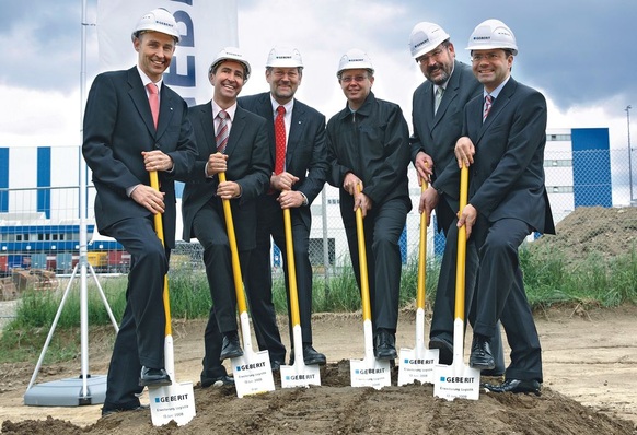 Machten den ersten Spatenstich: Ralf Braun (Leiter Logistik), Dieter Eismar (Leiter Gruppenlogistik), Dr. Michael Reinhard (Mitglied der Konzernleitung), Rolf Vögtle (Erster Landes­beamter, Landratsamt Sigmaringen) Thomas Kugler (Bürgermeister Pfullendorf) und Dominik Bühring (Miebach Consulting).