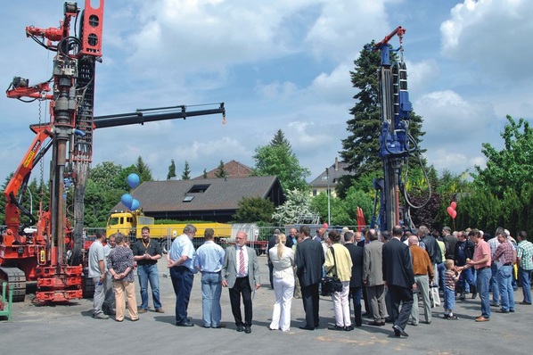 UniWork: Showbohrung bei der Eröffnung des Kundenforums für Erdwärme.