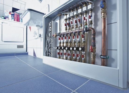 In mehreren Versuchshäusern wird das Dezentrale Pumpensystem bereits in der Praxis erprobt und beweist sich dabei als sehr energieeffizient — auch bei Verteilerlösungen für Fußbodenheizungen. Das Bild zeigt einen Prototypen in einem Testaufbau.