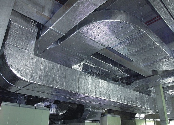 Rockwool: Conlit Ductrock 90 ist mit einer gitternetz­verstärkten Aluminiumfolie kaschiert und zusätzlich mit granuliertem Magnesiumhydroxid durchsetzt, welches im Brandfall kristallin gebundenes Wasser freigibt.