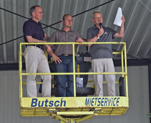 Hansgrohe Chef Siegfried Gänßlen (rechts) kündigte beim Richtspruch für das neue Hansgrohe-Armaturenwerk in Offenburg weitere Investitionen am Standort an.