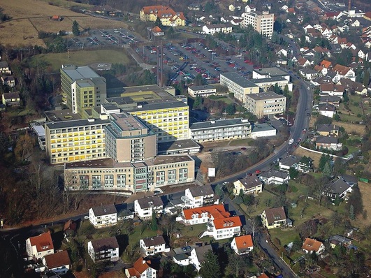 Klinikum Bad Hersfeld. Seit 1995 wird hier Regenwasser im Außenbereich genutzt. 2001 wurde die Anlage um einen Kühlwasserkreislauf für die Sterilisationsanlage und diverse Toilettenspülungen erweitert.