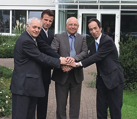 Handelseinig geworden: Frans Hoorelbege Chairman Daikin Europe, Franz Grammling und Gerhard Rambacher Geschäftsleitung Rotex und Masatsugu Minaka, President Daikin Europe.