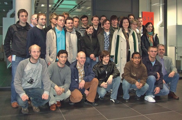 Prof. Dr.-Ing. Evgenia Sikorski und Dipl.-Ing. Ulrich Kuttruff mit Studierenden der Energietechnik auf Exkursion (hier bei Viessmann).