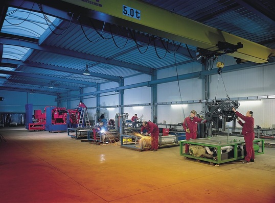 Die Kraft-Wärme-Kopplung wird zunehmend attraktiv. Auch die Heiztechnikanbieter spekulieren auf einen Aufschwung. Im November hat die Wolf-Gruppe, Mainburg, den BHKW-Hersteller Energietechnik Kuntschar+Schlüter (im Bild die Produktionsstätte in Wolfhagen), übernommen.