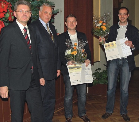 Prof. Dr.-Ing. Uwe Franzke und Prof. Dr.-Ing. Achim Trogisch bei der Übergabe des Studienpreis 2008 an Stefan Dose und Alexander Käppler (v.l.).