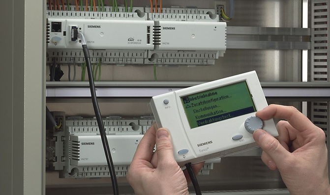 Modularer HLK-Regler Synco 700 mit Erweiterungsmodulen und lokaler Bedienung.