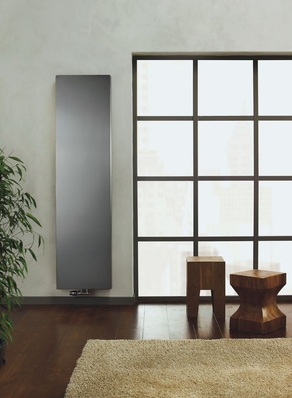 Purmo fordert mit seiner gleichnamigen Werbekampagne “Denk Vertikal!“. Im Bild der Kos V mit der glatten Front.