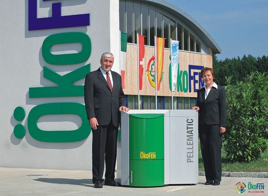 ÖkoFEN-Geschäftsführer Herbert und Elfriede Ortner vor der Firmenzentrale in Niederkappel.