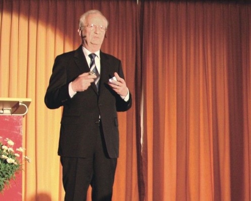 „Der Mensch muss mit der Welt so umgehen, dass sie für zukünftige Generationen bewohnbar bleibt und deren Bedürfnisse erfüllt“, zitiert Werner Rolles auf dem Daikin Planertag 2009 den „Welt der Zukunft“-Autor Franz-Josef Radermacher.