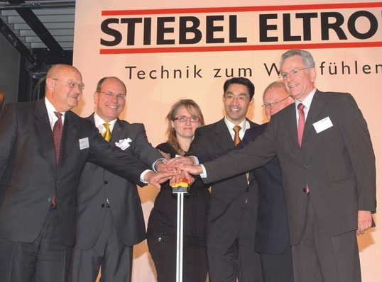 Knopfdruck für das neue Wärme­pumpen-Werk: Dr. Axel Freiherr von ­Ruedorffer (Aufsichtsratsvorsitzender), Dr. Ulrich Stiebel (Mitinhaber Stiebel ­Eltron), Tatjana Klassen (Fertigungs­planerin), Dr. Philipp Rösler (Niedersächsischer Wirtschaftsminister), Hans-Heinrich Sander (Nieder­sächsischer Umweltminister) und ­Rudolf Sonnemann (Vorsitzender der Geschäftsführung Stiebel Eltron).