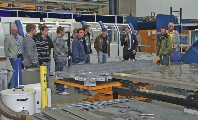 TGA-Studenten der HTW Leipzig bei der Besichtigung der RLT-Geräte-Produktion von Robatherm.