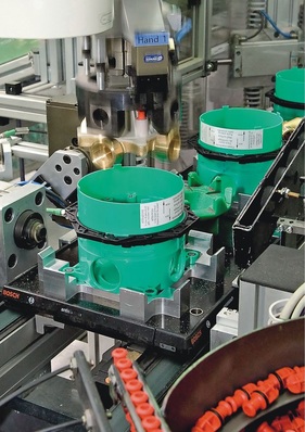 Mit dem Neubau der Hansgrohe Armaturenfabrik in Offenburg hat Hansgrohe auf der Produktionsseite die Voraussetzungen geschaffen, seine Position in der Spitzengruppe der international führenden Armaturen­hersteller auszubauen. 2008 hat Hansgrohe im zweiten Jahr in Folge mehr Umsatz mit Armaturen als mit Brausen gemacht. Im Bild: Produktion der Unterputz-Installationseinheit iBox Universal.