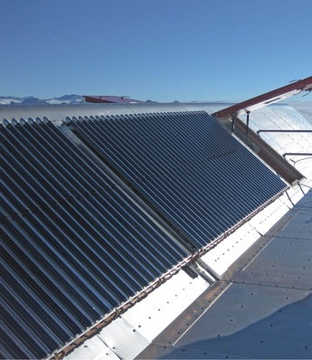 TUBO 12 CPC-Röhrenkollektoren auf dem Dach der Polarstation.