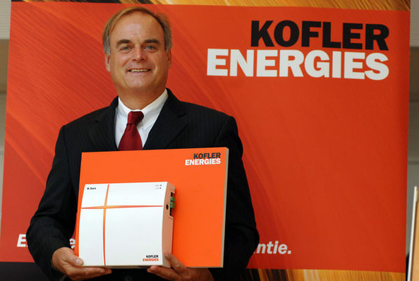 Dr. Georg Kofler, Gründer und Vorstandsvorsitzender der Kofler Energies AG, präsentiert die K.box.