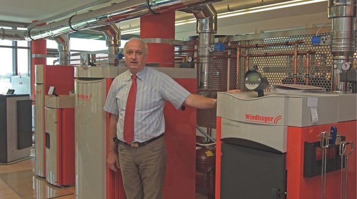 Franz-Josef Krönker im Ausstellungsbereich von Windhager im Technologiezentrum TCB in Bissendorf.