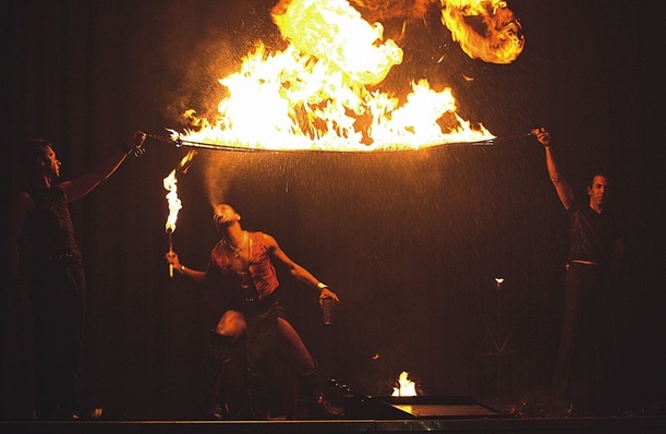 Show der Artistentruppe “Licence2Burn“ auf der Jubiläumsfeier von Data Design System.