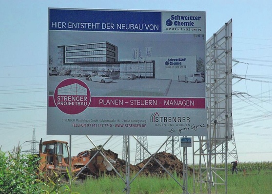 Bauschild des Neubaus von Schweitzer-Chemie in Freiberg a.N.