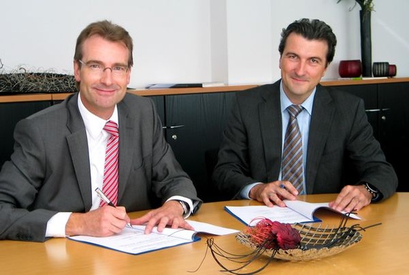 Vertragsabschluss (v.l.): Karlheinz Reitze, Stiebel Eltron, und Heiko Folgmann, Uponor.