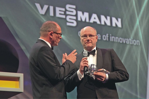 Der Deutsche Nachhaltigkeitspreis 2009 in der Rubrik „Deutschlands nachhaltigste Produktion“ geht an Viessmann. Dr. Klaus-Peter Kegel, CTO und Mitglied des Viessmann-Verwaltungsrats (rechts), nimmt am 6. November im Rahmen einer Gala-Veranstaltung in Düsseldorf die Auszeichnung von Initiator Stefan Schulze-Hausmann entgegen.