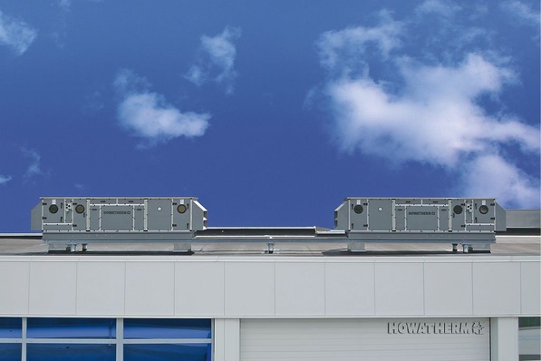 TwinXchange-System zur energieeffizienten Raumlüftung mit Hochleistungs-WRG mit neu entwickeltem Umschaltregenerator von Howatherm. Das System erreicht einen Temperaturaustauschgrad von bis zu 90 % und ermöglicht zugleich eine Verringerung des Luftvolumenstroms durch eine erzwungene instationäre Raumströmung (diffuses Strömungsfeld).